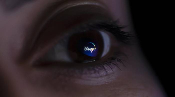 Una ilustración fotográfica muestra el logotipo del servicio de streaming de Disney Plus reflejado en un ojo.