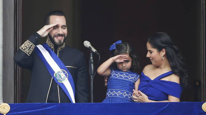 El presidente de El Salvador, Nayib Bukele, su esposa Gabriela Rodríguez y su hija Layla Bukele asisten a la ceremonia de investidura, este sábado en la Plaza Gerardo Barrios de San Salvador. El presidente de El Salvador, Nayib Bukele, su esposa Gabriela Rodríguez y su hija Layla Bukele asisten a la ceremonia de investidura, este sábado en la Plaza Gerardo Barrios de San Salvador.