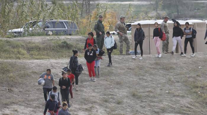 Migrantes caminan en Shelby Park, en Eagle Pass, Texas (EE.UU.). Migrantes caminan en Shelby Park, en Eagle Pass, Texas (EE.UU.).