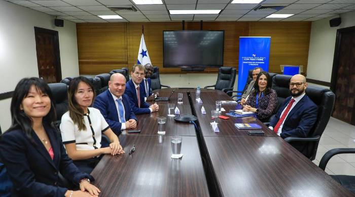 Autoridades del MEF y representantes del FMI reunidos. Autoridades del MEF y representantes del FMI reunidos.