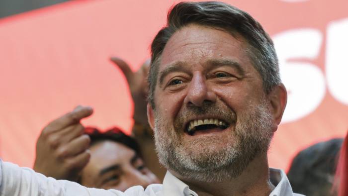El candidato oficialista y actual gobernador de la Región Metropolitana del Gran Santiago, Claudio Orrego, celebra tras conocer los resultados de las elecciones regionales, este 24 de noviembre de 2024, en Santiago. El candidato oficialista y actual gobernador de la Región Metropolitana del Gran Santiago, Claudio Orrego, celebra tras conocer los resultados de las elecciones regionales, este 24 de noviembre de 2024, en Santiago.