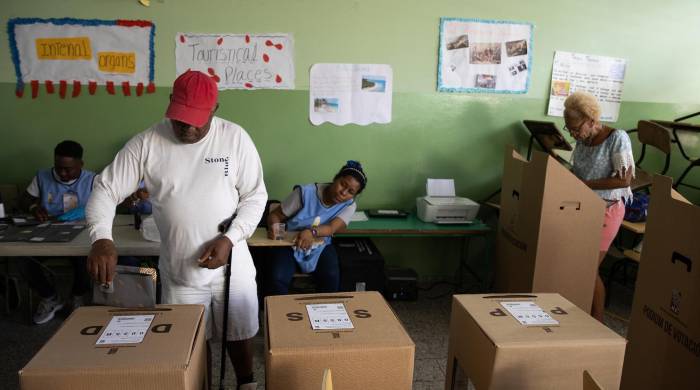 Ciudadanos votan este domingo en Santo Domingo (República Dominicana). En esta jornada, a la que están convocados 8,1 millones de votantes, se elegirá al presidente del país, al vicepresidente y los miembros del Congreso bicameral (32 senadores y 190 diputados), así como 20 representantes dominicanos en el Parlamento Centroamericano (Parlacen).