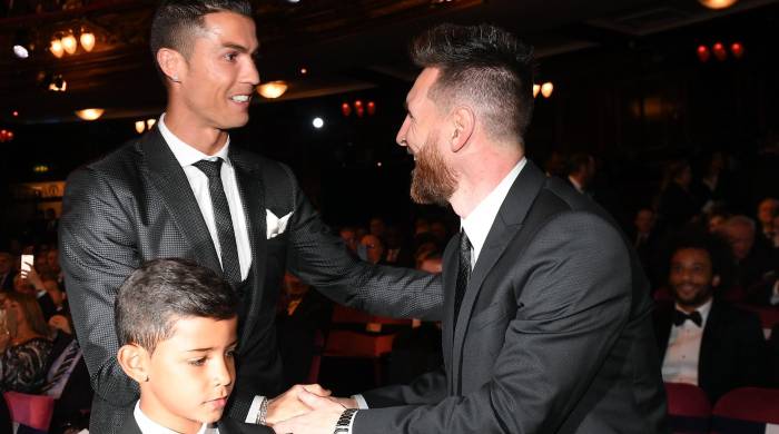 Fotografía de archivo, tomada en octubre de 2017, en la que se registró al delantero argentino Lionel Messi (d), al saludar al atacante portugués Cristiano Ronaldo, antes del inicio de los premios FIFA 'The Best', en Londres (Reino Unido). EFE/Andy Rain Fotografía de archivo, tomada en octubre de 2017, en la que se registró al delantero argentino Lionel Messi (d), al saludar al atacante portugués Cristiano Ronaldo, antes del inicio de los premios FIFA 'The Best', en Londres (Reino Unido). EFE/Andy Rain