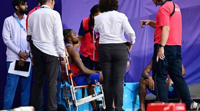 La Federación de Atletismo de Estados Unidos confirmó este jueves, tras la final de la carrera de 200 metros, que su velocista Noah Lyles, que terminó tercero y consiguió la medalla de bronce, compitió con covid-19. La Federación de Atletismo de Estados Unidos confirmó este jueves, tras la final de la carrera de 200 metros, que su velocista Noah Lyles, que terminó tercero y consiguió la medalla de bronce, compitió con covid-19.