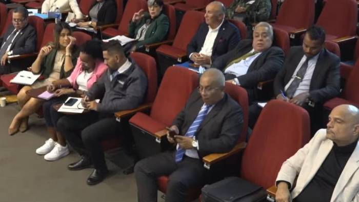 Paralelamente a las consultas ciudadanas, los diputados trabajarán en las reformas que consideran. Paralelamente a las consultas ciudadanas, los diputados trabajarán en las reformas que consideran.