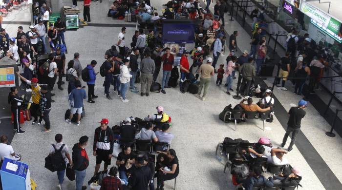Fotografía de archivo en la que se registró a un grupo de viajeros al hacer fila para comprar boletos de autobuses intermunicipales, en la Terminal del Norte de Medellín (Colombia). EFE/Luis Noriega Fotografía de archivo en la que se registró a un grupo de viajeros al hacer fila para comprar boletos de autobuses intermunicipales, en la Terminal del Norte de Medellín (Colombia). EFE/Luis Noriega