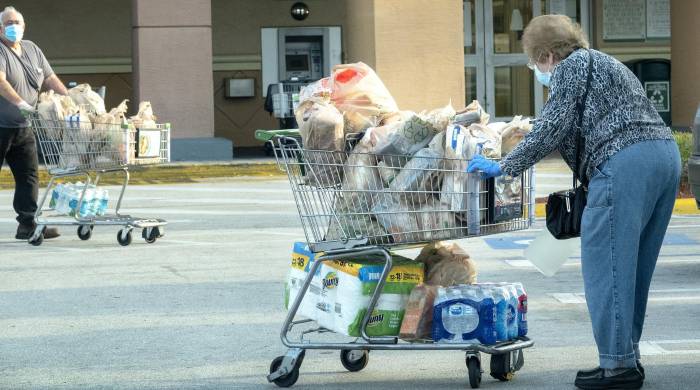 Fotografía de archivo que muestra a personas realizando compras en un supermercado en Estados Unidos. Fotografía de archivo que muestra a personas realizando compras en un supermercado en Estados Unidos.