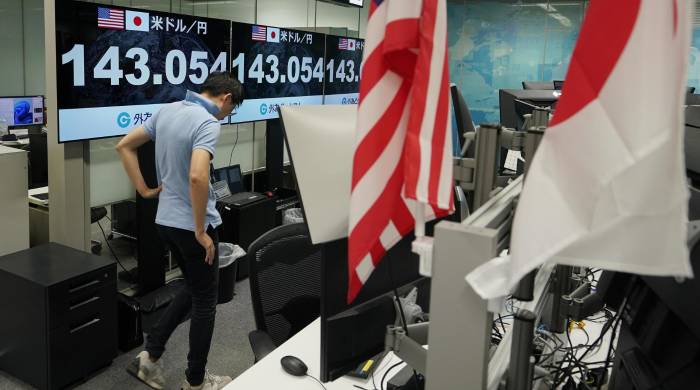 Un comerciante camina junto a monitores que muestran el tipo de cambio entre el yen japonés y el dólar estadounidense en Tokio, el lunes pasado, cuando los mercados bursátiles sufrieron grandes desplomes. Un comerciante camina junto a monitores que muestran el tipo de cambio entre el yen japonés y el dólar estadounidense en Tokio, el lunes pasado, cuando los mercados bursátiles sufrieron grandes desplomes.