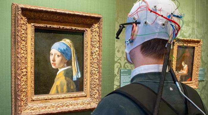 Un electroencefalograma permitió ver que la reacción es hasta diez veces más fuerte cuando se observa una obra original. Un electroencefalograma permitió ver que la reacción es hasta diez veces más fuerte cuando se observa una obra original.