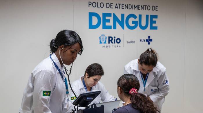 Trabajadores de la Salud revisan a una paciente sospechosa de dengue en el Centro de Atención de Dengue de la Policlínica Rodolpho Rocco, en el barrio Del Castilho, en Río de Janeiro.