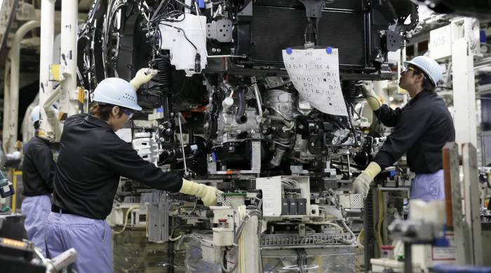 Fotografía de archivo en la que se registró a un grupo de trabajadores de la automotriz japonesa Toyota, al ensamblar un automóvil en una línea de montaje de la fábrica de Miyawaka, en Fukoka (Japón). Fotografía de archivo en la que se registró a un grupo de trabajadores de la automotriz japonesa Toyota, al ensamblar un automóvil en una línea de montaje de la fábrica de Miyawaka, en Fukoka (Japón).