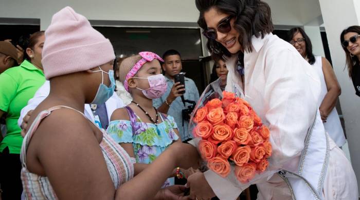 La Miss Universo nicaragüense Sheynnis Palacios entrega rosas durante una visita a un hospital este lunes en Santo Domingo. La Miss Universo nicaragüense Sheynnis Palacios entrega rosas durante una visita a un hospital este lunes en Santo Domingo.