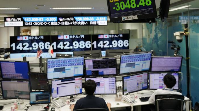 Los comerciantes trabajan frente a monitores que muestran el tipo de cambio entre el yen japonés y el dólar estadounidense en Tokio, este 5 de agosto de 2024. La bolsa de Tokio se desplomó más del 11% y el yen japonés subió frente a la moneda estadounidense, después de una caída en Wall Street de más de 600 puntos. Los comerciantes trabajan frente a monitores que muestran el tipo de cambio entre el yen japonés y el dólar estadounidense en Tokio, este 5 de agosto de 2024. La bolsa de Tokio se desplomó más del 11% y el yen japonés subió frente a la moneda estadounidense, después de una caída en Wall Street de más de 600 puntos.