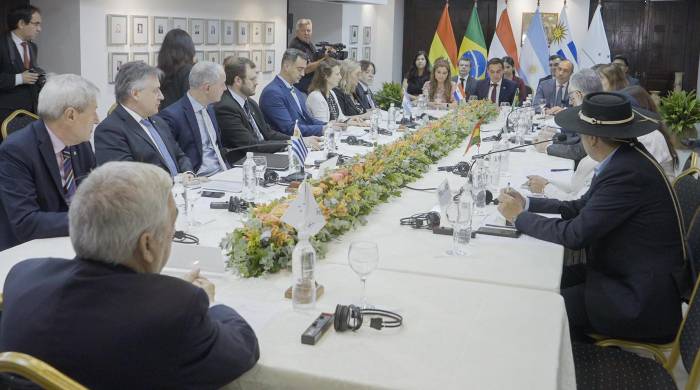Fotografía cedida por el Ministerio de Relaciones Exteriores de Paraguay que muestra una reunión de cancilleres del Mercosur hoy, en el Palacio Benigno López de Asunción (Paraguay). Fotografía cedida por el Ministerio de Relaciones Exteriores de Paraguay que muestra una reunión de cancilleres del Mercosur hoy, en el Palacio Benigno López de Asunción (Paraguay).