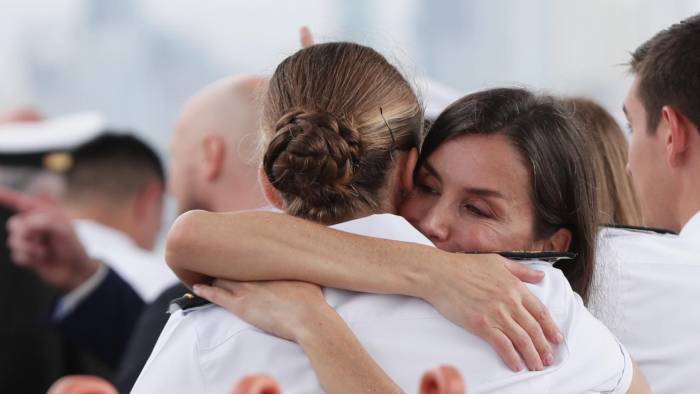 El primer abrazo entre Letizia y Leonor. El primer abrazo entre Letizia y Leonor.