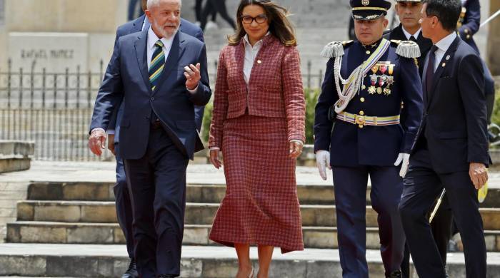 Honores militares en la Plaza de Armas del palacio presidencial colombiano durante el recibimiento del presidente brasileño, Luiz Inácio ‘Lula’ da Silva (izq., acompañado por la primera dama de Brasil, Rosângela ‘Janja’ da Silva