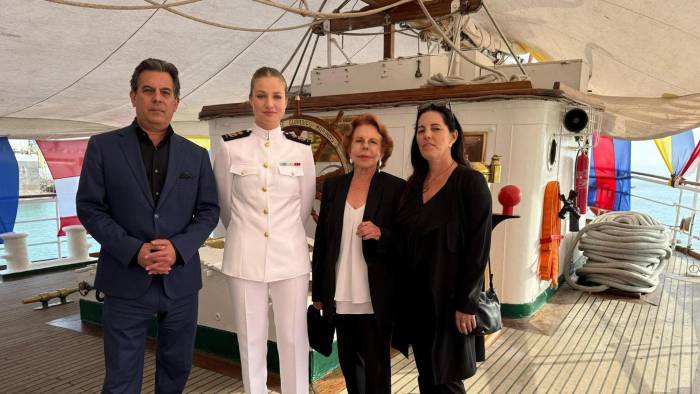 Fotografía si fecha cedida por la Casa del Rey de la princesa de Asturias, Leonor de Borbón (2-i), posando con Gonzalo Vargas Llosa (i), Patricia Llosa (2-d) y Morgana Vargas Llosa en el buque escuela Juan Sebastián Elcano, en Lima. Fotografía si fecha cedida por la Casa del Rey de la princesa de Asturias, Leonor de Borbón (2-i), posando con Gonzalo Vargas Llosa (i), Patricia Llosa (2-d) y Morgana Vargas Llosa en el buque escuela Juan Sebastián Elcano, en Lima.