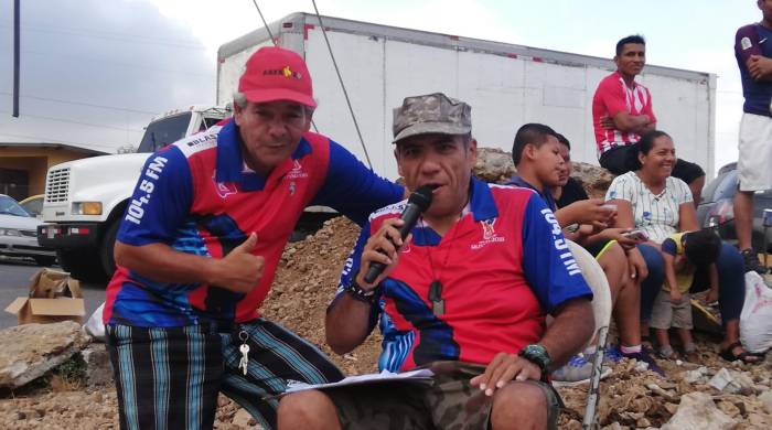 Los escenarios no son importantes sino que ruede el balón y allí encontrarás a Gabriel Castillo. En la foto con Vene Castillo. Los escenarios no son importantes sino que ruede el balón y allí encontrarás a Gabriel Castillo. En la foto con Vene Castillo.