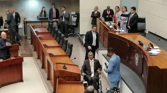 El diputado Luis Omar Ortega fue juramentado por el primer vicepresidente de la Asamblea Nacional, Didiano Pinilla. El diputado Luis Omar Ortega fue juramentado por el primer vicepresidente de la Asamblea Nacional, Didiano Pinilla.