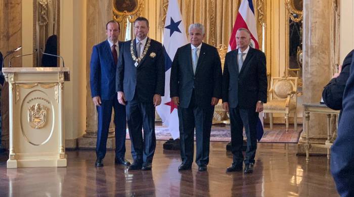 Rodrigo Chaves, presidente de Costa Rica, recibió la orden “Manuel Amador Guerrero” de manos de José Raúl Mulino, presidente de Panamá. Rodrigo Chaves, presidente de Costa Rica, recibió la orden “Manuel Amador Guerrero” de manos de José Raúl Mulino, presidente de Panamá.