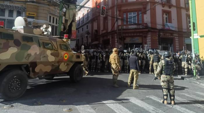 Un grupo de militares fue captado con sus tanques frente a la sede del Gobierno de Bolivia. Un grupo de militares fue captado con sus tanques frente a la sede del Gobierno de Bolivia.