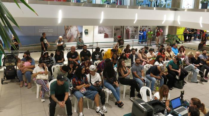 Decenas de personas esperan en una sala para inscribirse en el registro de votantes en San Juan. Decenas de personas esperan en una sala para inscribirse en el registro de votantes en San Juan.