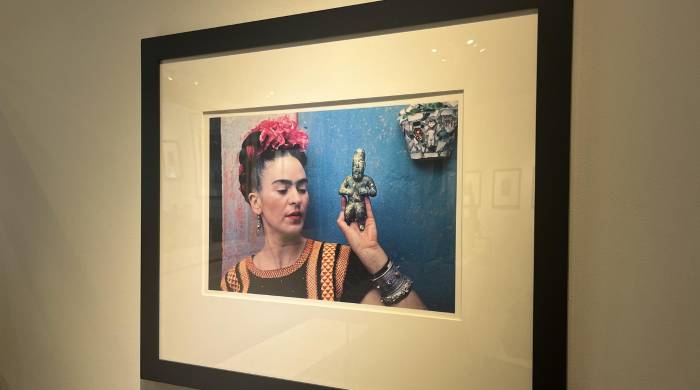 Una fotografía de la pintora mexicana Frida Kahlo, expuesta en la galería Throckmorton Fine Art en Nueva York. Una fotografía de la pintora mexicana Frida Kahlo, expuesta en la galería Throckmorton Fine Art en Nueva York.