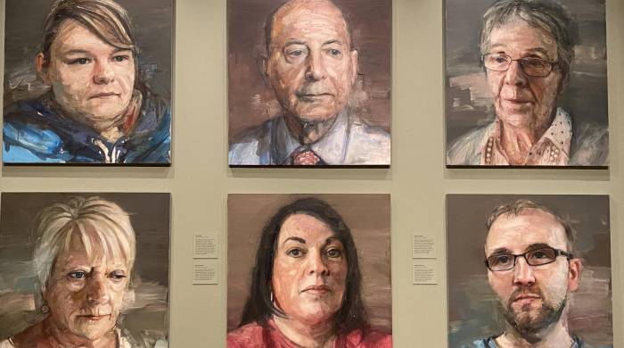 El retratista Colin Davidson, de origen norirlandés, expone a partir de este lunes en la National Portrait Gallery es una de sus colecciones más íntimas, donde refleja las miradas de 18 personas que sufrieron la violencia del conflicto de Irlanda del Norte.
