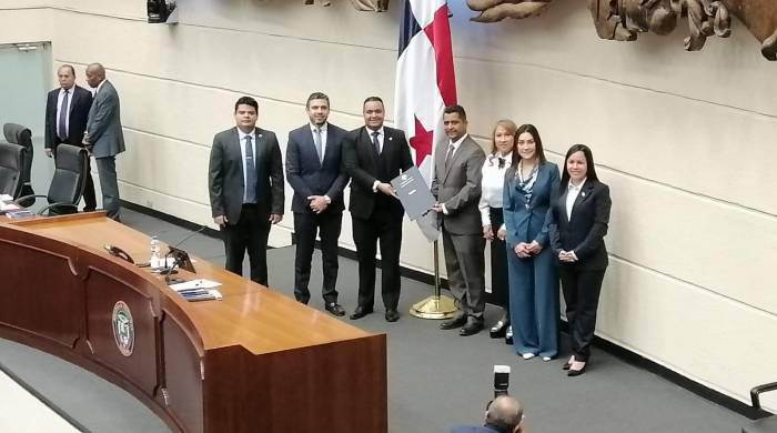 En total el pleno legislativo ratificó a cinco directivos de entidades estatales. En total el pleno legislativo ratificó a cinco directivos de entidades estatales.