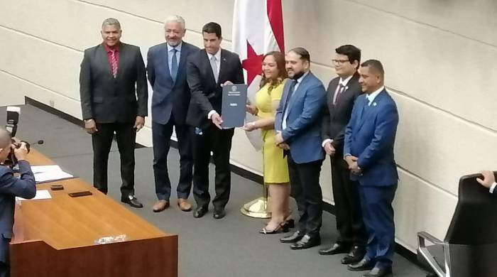 El proyecto de presupuesto del Canal de Panamá, fue aprobado con 56 votos a favor. El proyecto de presupuesto del Canal de Panamá, fue aprobado con 56 votos a favor.