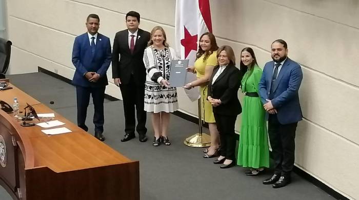 El pleno legislativo aprobó de manera unánime las ratificaciones de directivos de la Antai, Senniaf y del Inadeh. El pleno legislativo aprobó de manera unánime las ratificaciones de directivos de la Antai, Senniaf y del Inadeh.
