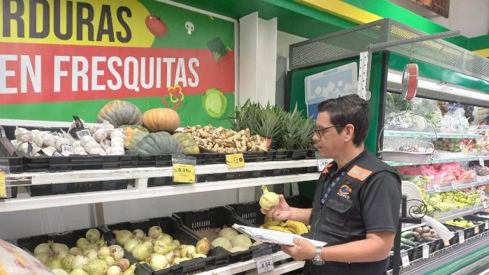 Las autoridades panameñas durante el inventario de papa y cebolla que llevan a cabo en los comercios. Las autoridades panameñas durante el inventario de papa y cebolla que llevan a cabo en los comercios.