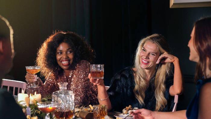 Los nutricionistas recomiendan comer y beber con moderación durante estas fiestas de fin de año. Los nutricionistas recomiendan comer y beber con moderación durante estas fiestas de fin de año.