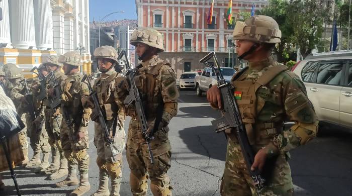 Militares hacen presencia con tanques frente a la sede del Gobierno. Militares hacen presencia con tanques frente a la sede del Gobierno.