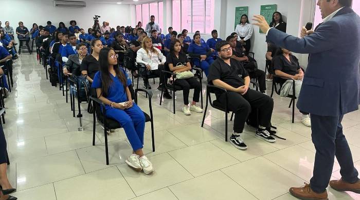 Torrijos escuchó las preocupaciones de los jóvenes respecto a la inseguridad pública, la corrupción, la falta de acceso a una beca y el desempleo, entre otros temas. Torrijos escuchó las preocupaciones de los jóvenes respecto a la inseguridad pública, la corrupción, la falta de acceso a una beca y el desempleo, entre otros temas.
