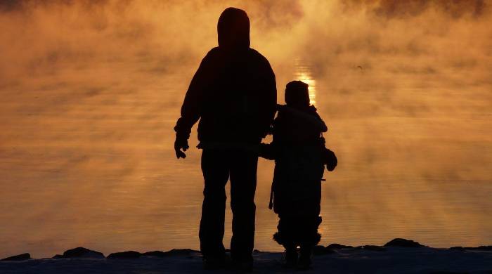Usualemente los niños son criados por segundos cuidadores. Usualemente los niños son criados por segundos cuidadores.