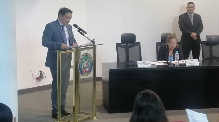 El diputado Manuel Cheng sustentó el anteproyecto ante la Comisión de la Mujer, la Niñez, la Juventud y la Familia. El diputado Manuel Cheng sustentó el anteproyecto ante la Comisión de la Mujer, la Niñez, la Juventud y la Familia.