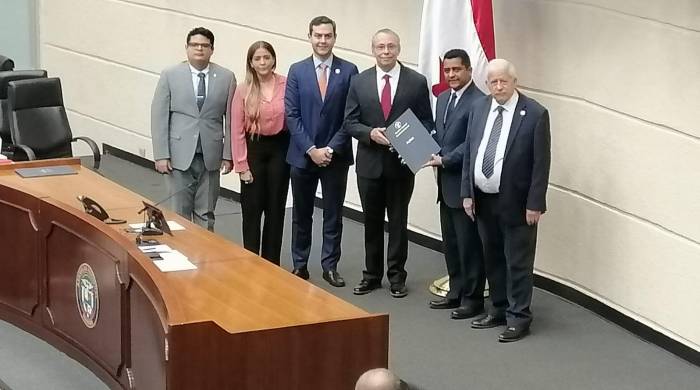 El pleno legislativo ratificó a Eduardo Carrasquilla como administrador de la ARAP y a Javier Suárez y Arturo Araúz como administrador y subadministrador de la Agencia Económica Panamá Pacífico. El pleno legislativo ratificó a Eduardo Carrasquilla como administrador de la ARAP y a Javier Suárez y Arturo Araúz como administrador y subadministrador de la Agencia Económica Panamá Pacífico.