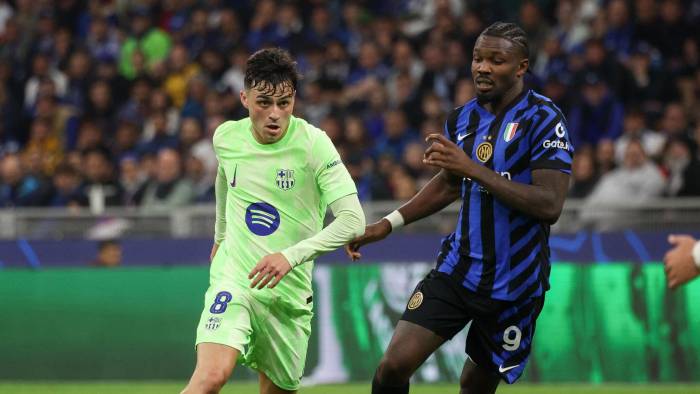 FC Barcelona's Pedri (L) in action against FC Inter's Marcus Thuram during the UEFA Champions League semifinal 2nd leg soccer match between Inter Milan and FC Barcelona, in Milan, Italy, 06 May 2025. (Liga de Campeones, Italia). FC Barcelona's Pedri (L) in action against FC Inter's Marcus Thuram during the UEFA Champions League semifinal 2nd leg soccer match between Inter Milan and FC Barcelona, in Milan, Italy, 06 May 2025. (Liga de Campeones, Italia).