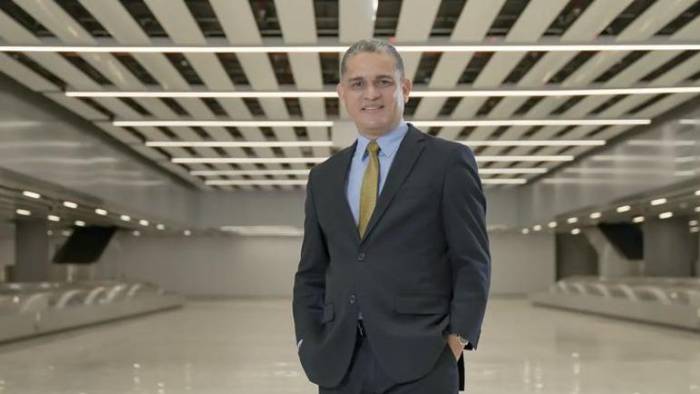 Gutiérrez anteriormente fue reportero y presentador de televisión. Gutiérrez anteriormente fue reportero y presentador de televisión.