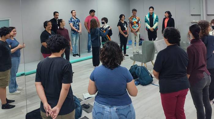 La obra es una adaptación libre para teatro del manga y del anime Kuroshitsuji. La obra es una adaptación libre para teatro del manga y del anime Kuroshitsuji.