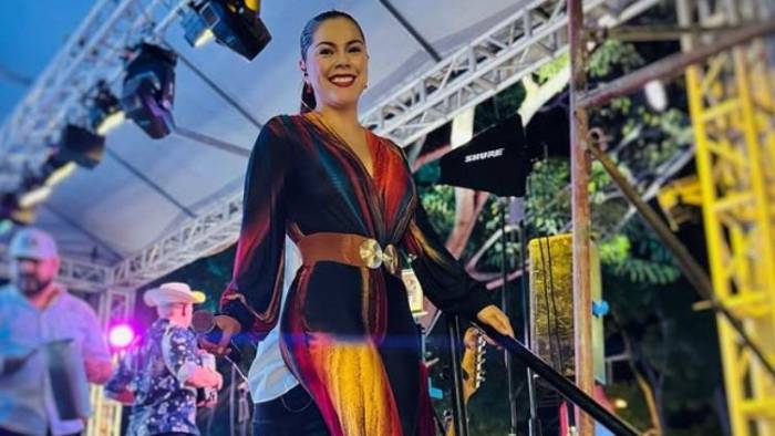Mela comezó a cantar desde muy pequeña y recibió clases gracias a una beca otorgada por el director de la academia. Mela comezó a cantar desde muy pequeña y recibió clases gracias a una beca otorgada por el director de la academia.