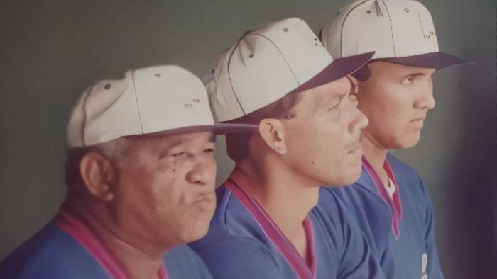 Crispín Poveda (cen.) y Virgilio Kaa, acompañados por Karl Heron, considerados leyendas de la pelota nacional. Crispín Poveda (cen.) y Virgilio Kaa, acompañados por Karl Heron, considerados leyendas de la pelota nacional.