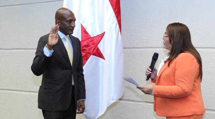 El diputado Nelson Jackson, fue juramentado por la presidenta de la Asamblea Nacional, Dana Castañeda. El diputado Nelson Jackson, fue juramentado por la presidenta de la Asamblea Nacional, Dana Castañeda.