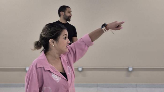Yaneth Adams y Augusto poso durante un ensayo de la obra ‘Caso de casa’. Yaneth Adams y Augusto poso durante un ensayo de la obra ‘Caso de casa’.