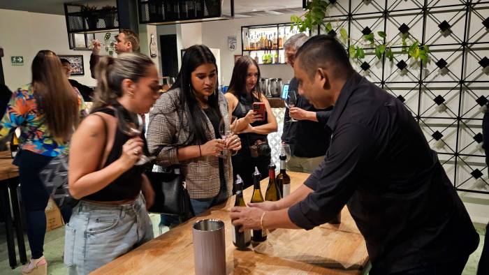 La velada se llevó a cabo en el restaurante Patagonia, de Andrés Martínez, también socio de Enoterra Wines. La velada se llevó a cabo en el restaurante Patagonia, de Andrés Martínez, también socio de Enoterra Wines.