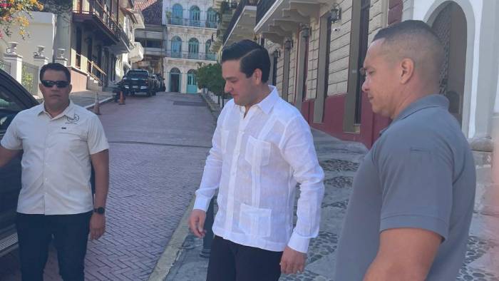 Ambos diplomáticos de origen cubano comparten una conexión simbólica con la Virgen de la Merced, figura importante en la tradición religiosa cubana. Ambos diplomáticos de origen cubano comparten una conexión simbólica con la Virgen de la Merced, figura importante en la tradición religiosa cubana.
