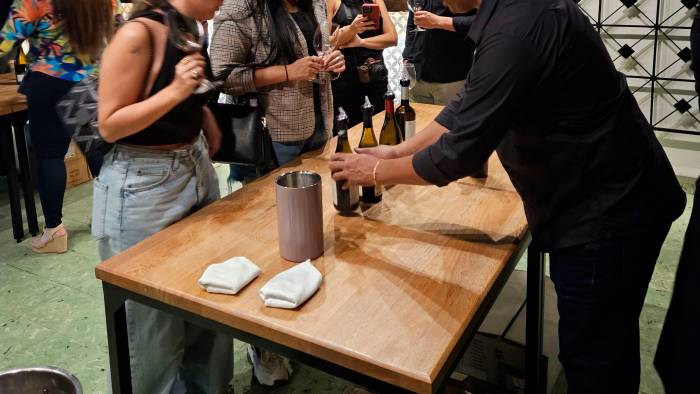 La velada se llevó a cabo en el restaurante Patagonia, de Andrés Martínez, también socio de Enoterra Wines. La velada se llevó a cabo en el restaurante Patagonia, de Andrés Martínez, también socio de Enoterra Wines.