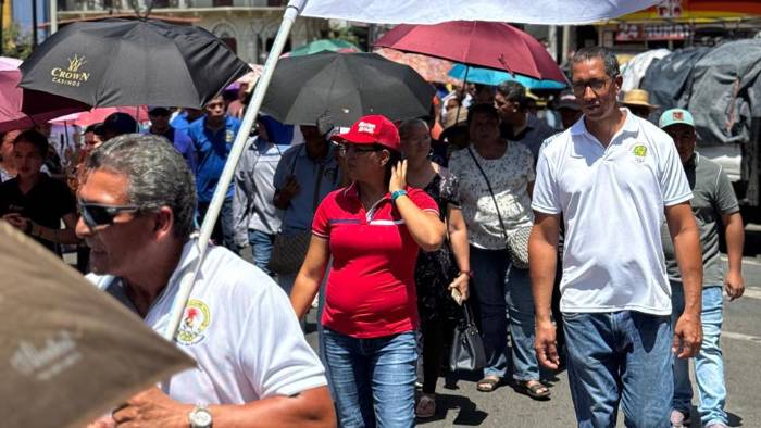 Los docentes se declaran en huelga nacional indefinida. Los docentes se declaran en huelga nacional indefinida.