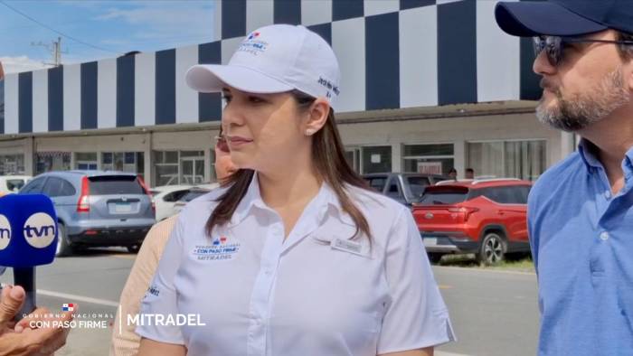 La ministra de Trabajo y Desarrollo Laboral, Jackeline Muñoz (iz), junto al ministro de Comercio e Industrias, Julio Moltó (de). La ministra de Trabajo y Desarrollo Laboral, Jackeline Muñoz (iz), junto al ministro de Comercio e Industrias, Julio Moltó (de).
